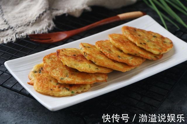 外酥里嫩的早餐饼,2个土豆3个蛋煎一煎,一上桌就被孩子扫光