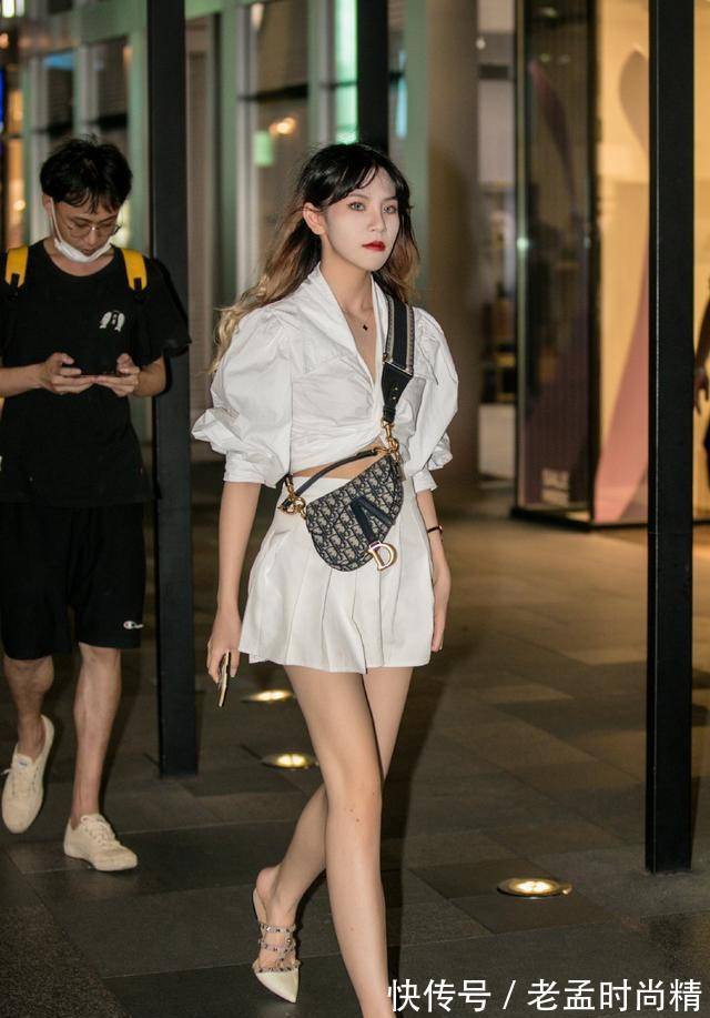 魅力 高跟鞋的魅力在于,搭配起来可优雅可甜心,一双长腿尽显身材比例