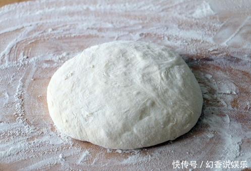 在家烙饼的时候,记住这个小细节,烙出的饼外酥里嫩层次分明!