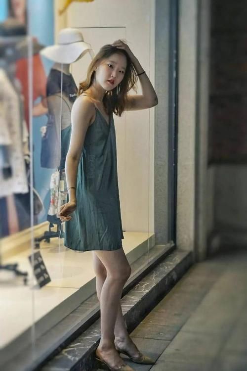 小姐姐一双裸色的尖头高跟鞋穿搭在脚上，温柔又充满的气质