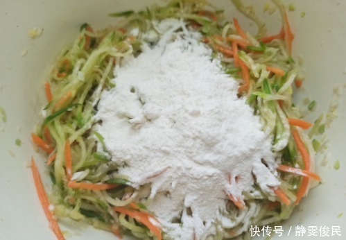 这才是萝卜丸子的传统做法,外酥里嫩,不加一滴水,凉了也不会硬