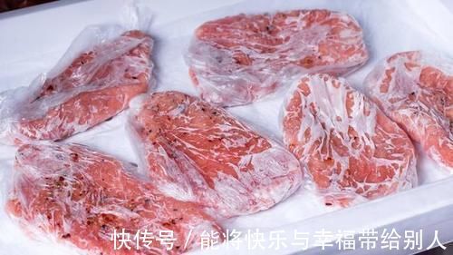解冻肉时,不要直接清水泡,教你正确的方法,解冻快口感依旧鲜嫩
