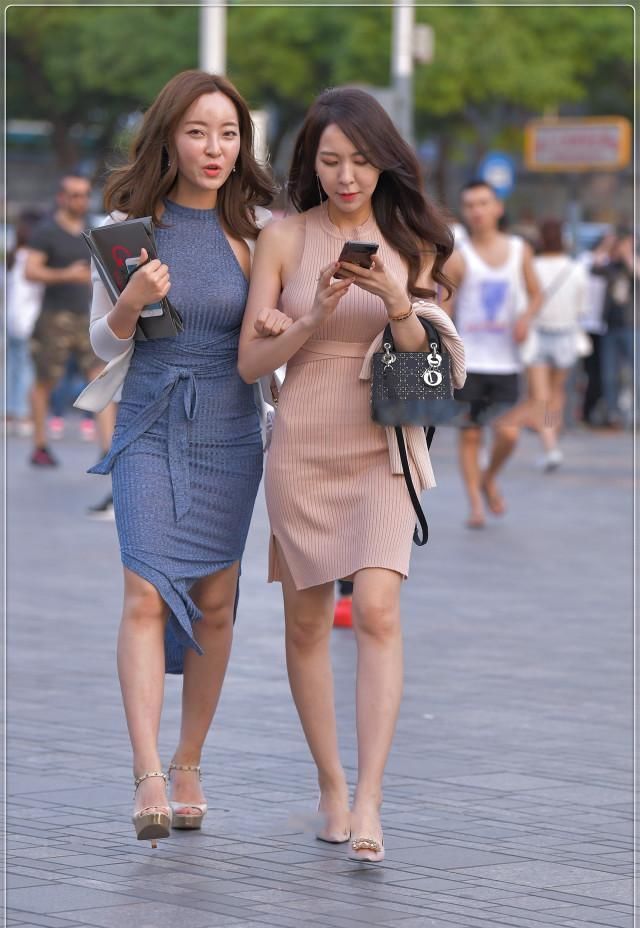 蓝色修身针织裙VS粉色针织裙,一个温婉大气,一个粉嫩可人