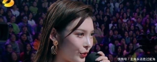 王一博 女观众在《向上》当场表白,看清王一博的表情,网友疯狂截图