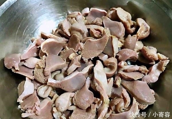 鸡身上最脏的部位，里面含有大量细菌，做菜熬汤一定要扔掉