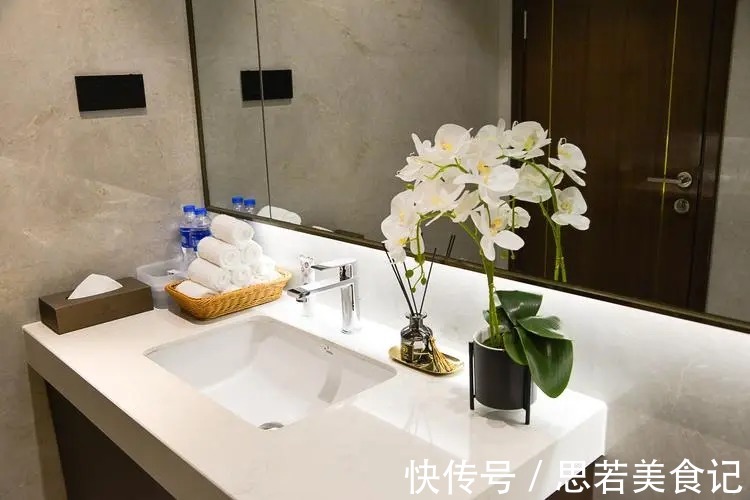 6种“洋气花”，厕所里养的旺，臭味吸光，卫生间变小花园