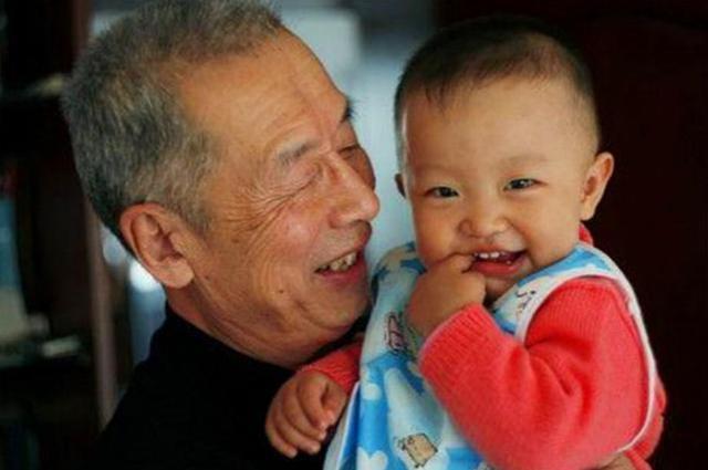 兴趣爱好|爷爷给孙儿取名“王奈”,办出生证时名字被打错,妈妈大喜:就它了