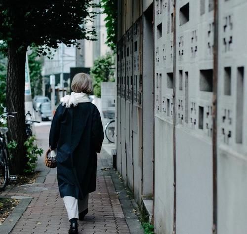 这位日本“大妈”时髦火了！她的穿衣简单不复杂，女人自信才真美