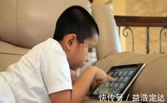 放学|宝妈炫耀儿子从小不玩手机,等孩子放学后,被现实打脸