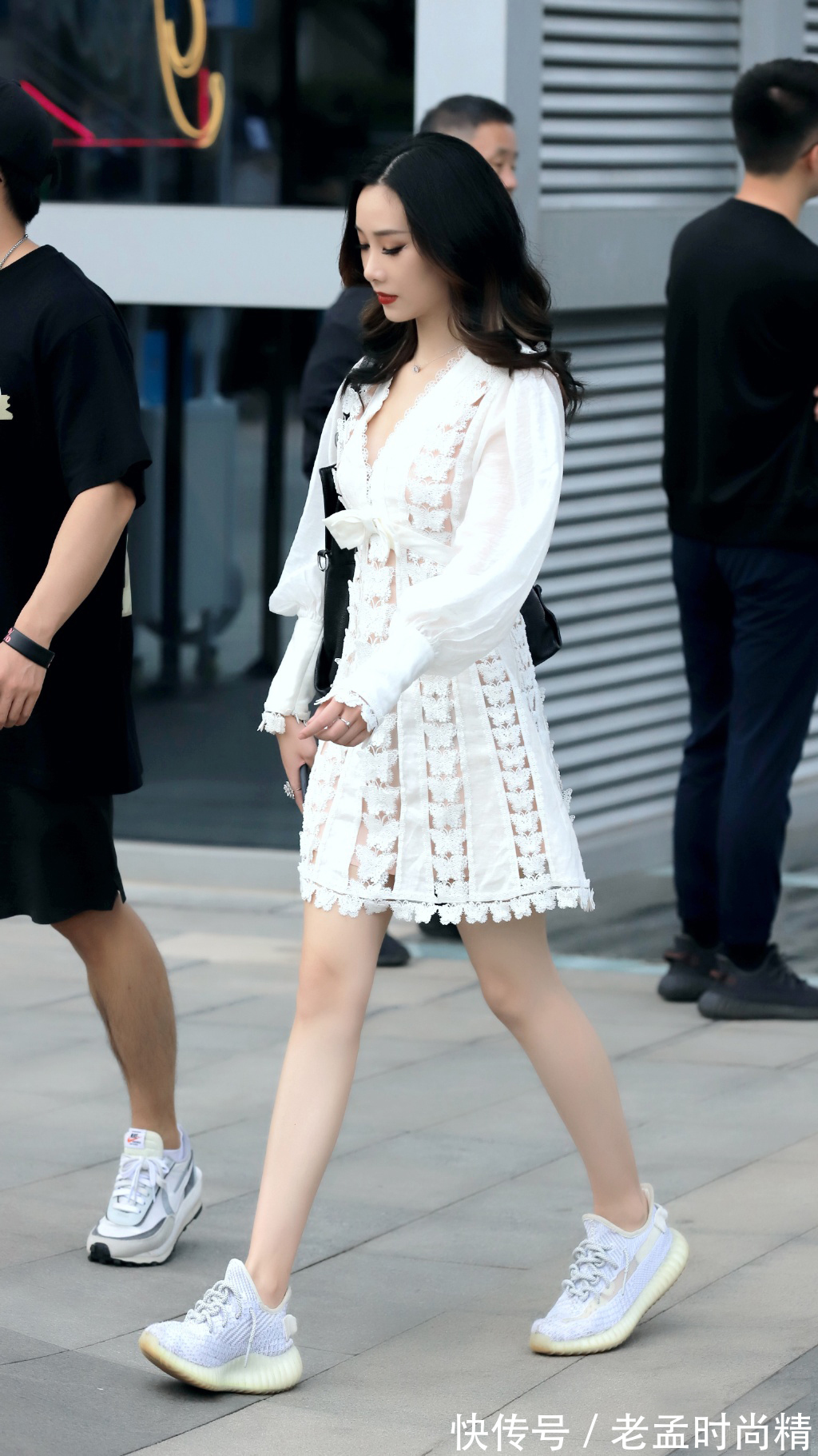 镂空裙|街拍美女:气质女生的白色镂空裙,高腰的设计长袖的款式,高挑靓丽又清新