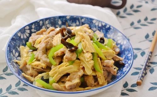 都会觉得比不上自己家里面的家常菜的味道,美味的家常腐竹,待客也是很合适