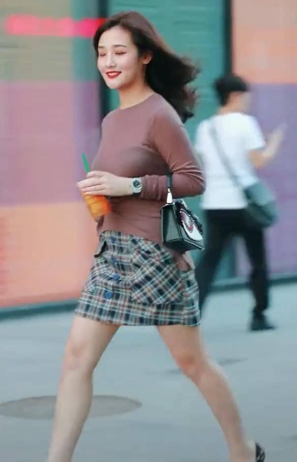 搭配 包臀裙+尖嘴高跟鞋的搭配,小姐姐走出自带BGM的步伐