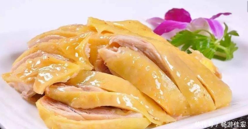 关键步骤|粤菜大厨教你做正宗广东白切鸡,皮爽肉滑,关键步骤别弄错了