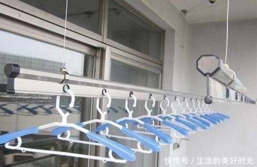 伸缩式|老婆坚持不在阳台装晾衣杆,回头装这种代替,好看又实用十倍!