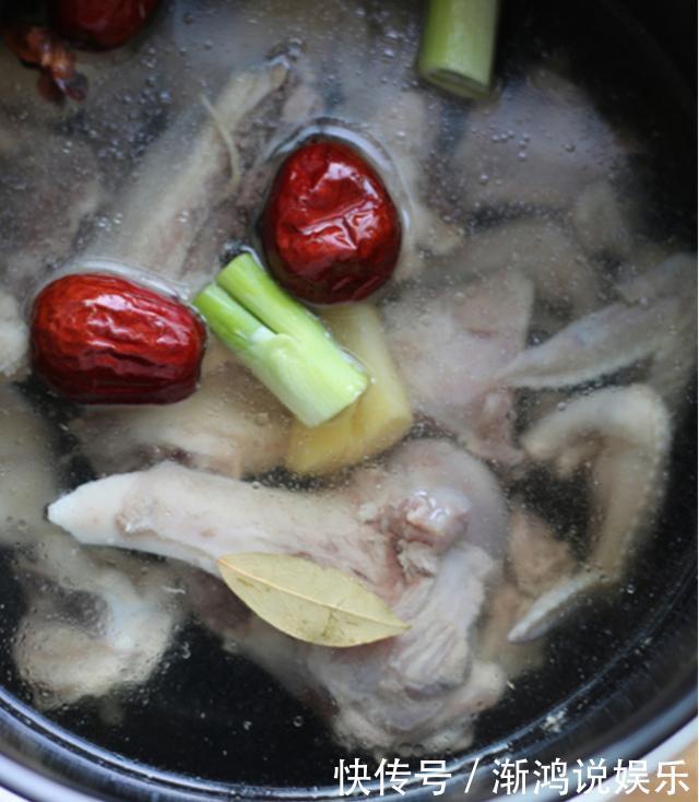 蘑菇|鸡汤别清炖,加点蘑菇提鲜味,加点骨棒提味道