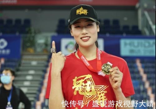 男演员|男演员站在拖车上与刘晏含拍戏!如何消除身高差距,成龙给出答案