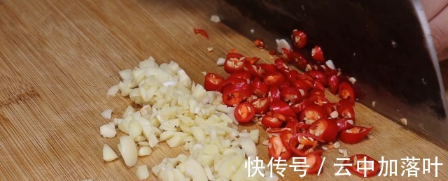 做法|茄子和皮蛋这个创新做法火了，我们家百吃不厌，招待客人有面子！
