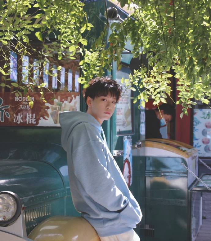 余景天宣布退赛,投票通道也已关闭,中心位拱手让给罗一舟!