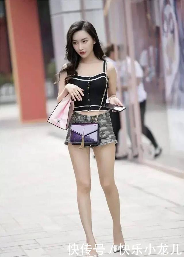 当短裤遇到短裙,可谓“针尖对麦芒”,只有身材卓越才能较高下!