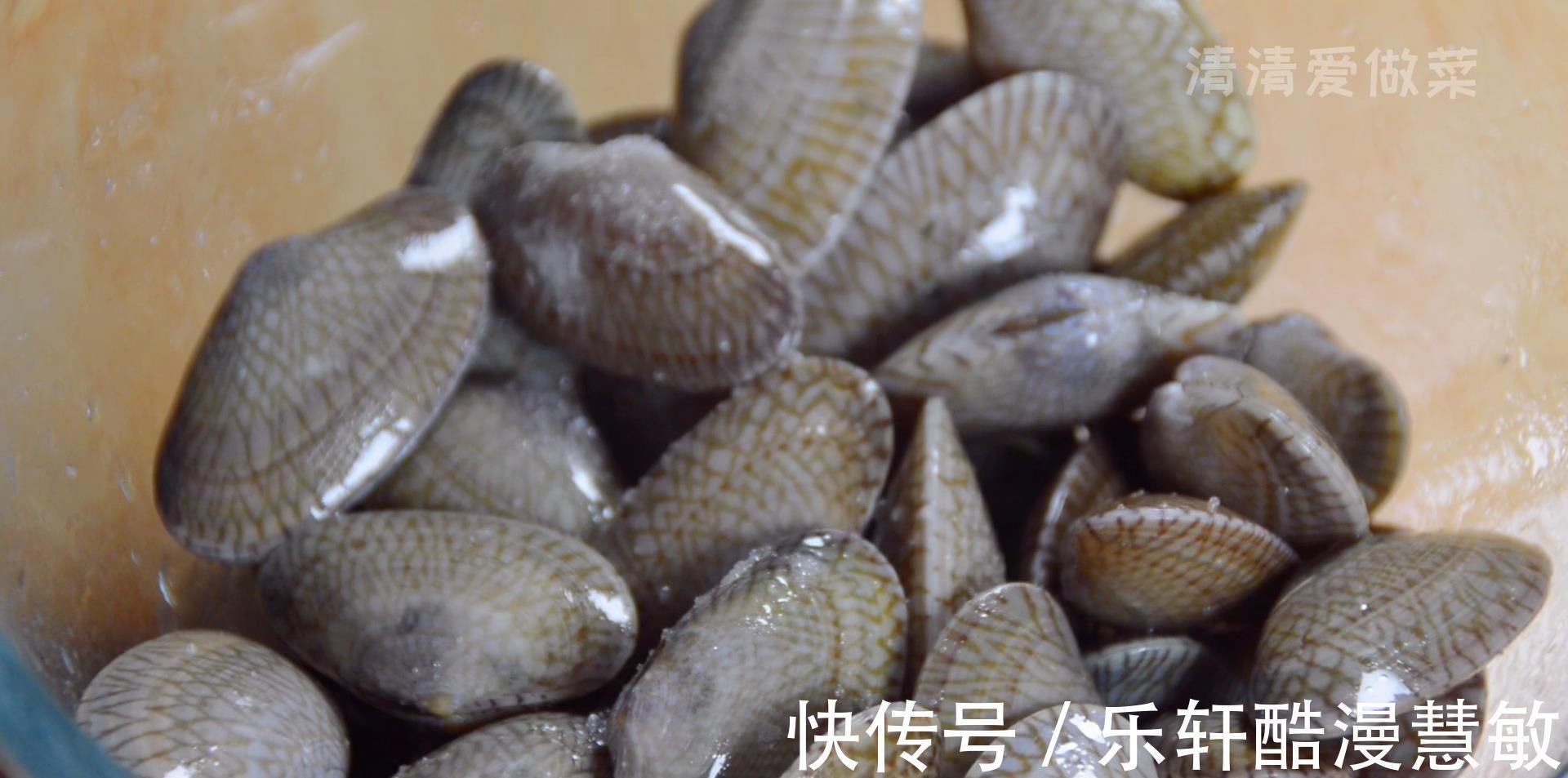 炒花蛤,别只会直接下锅焯水了,教你一招,花蛤干净又过瘾