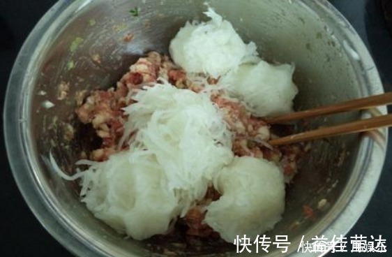 萝卜做馅时，不要再焯水了，学会一招好方法，饺子鲜味足，好吃