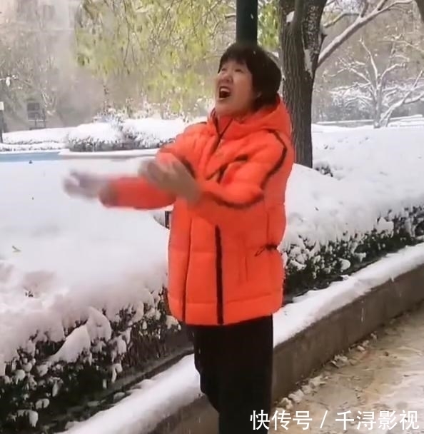 执教|童心未泯!60岁郎平兴奋扔雪球,冷得来回换脚也开心,还做雪饺子