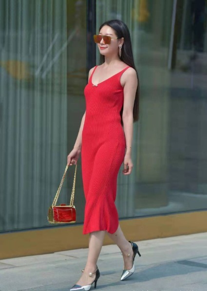 优美|红色连衣裙搭配银黑色高跟鞋,优美迷人,光彩夺目