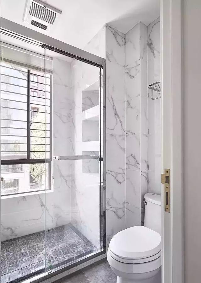 客厅|136平三室新房,全屋大白墙,内嵌式木质电视柜,层次感爆棚