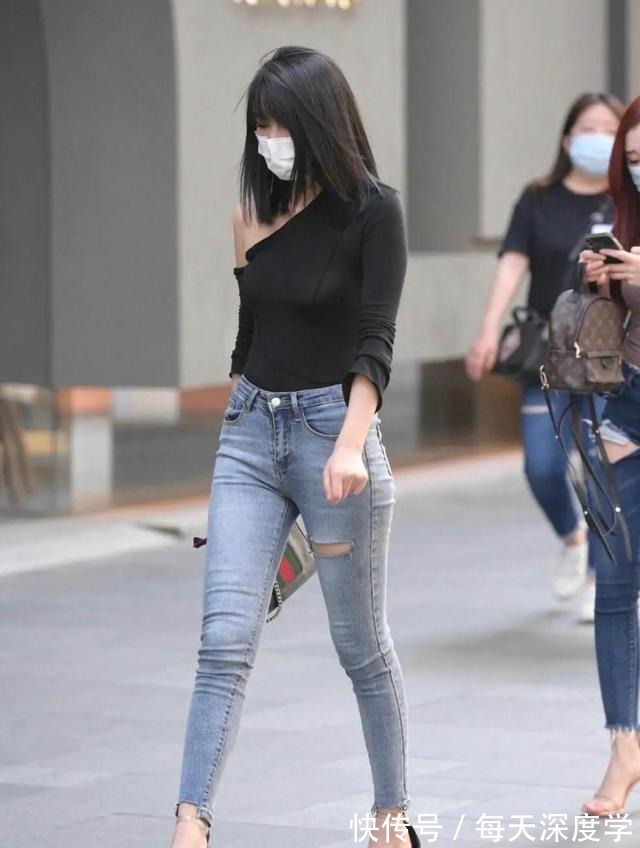 紧身牛仔裤 一条紧身牛仔裤，既可以保暖又时尚，上身效果真好！