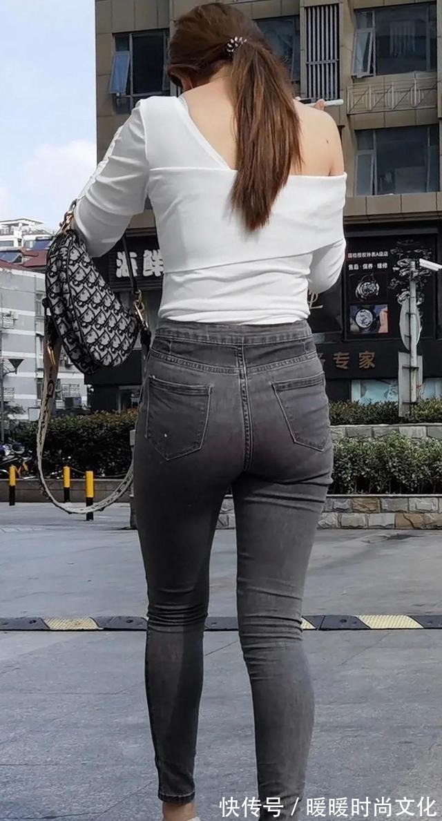 搭配 漂亮的紧身牛仔裤搭配,整体干净整洁,凸显优雅高贵气质!