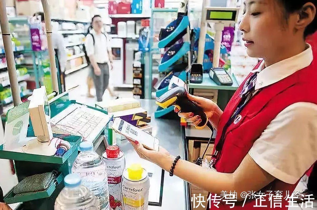 超市|2岁娃超市拿草莓吃,孩子被工作人员当“小偷”,宝妈的做法获赞