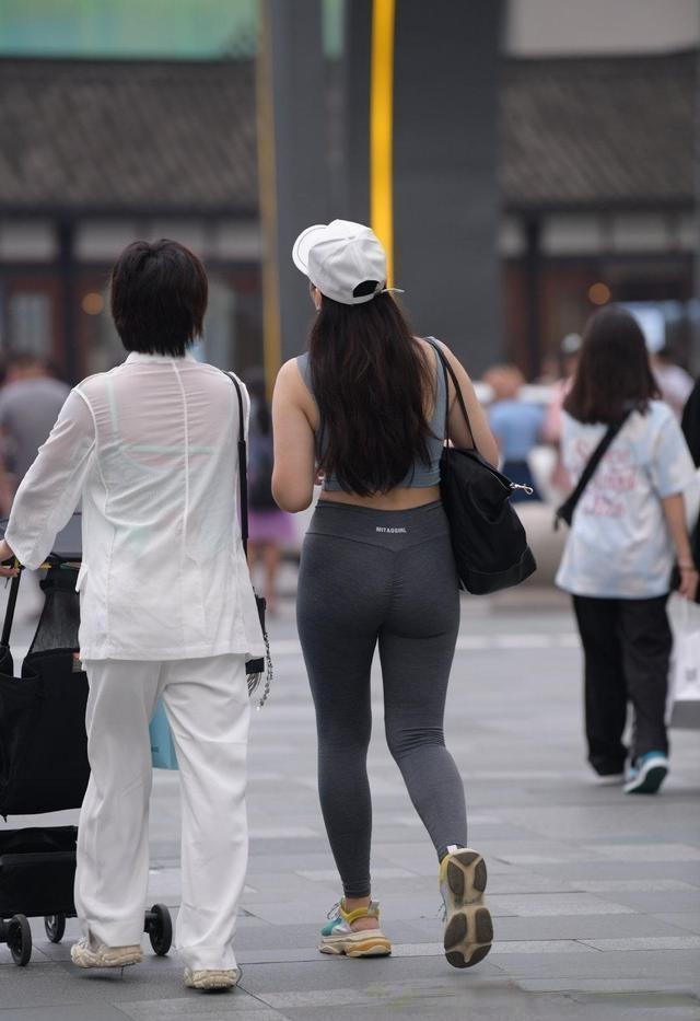 时尚 穿出时尚气质的打底裤装扮,展现优美韵律与时尚品味,飘逸潇洒