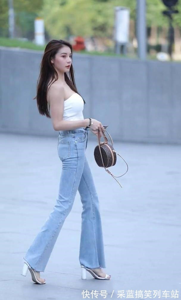 一字带 百搭的牛仔裤,将上衣以内收的方式来穿,看起来十分的干净利落
