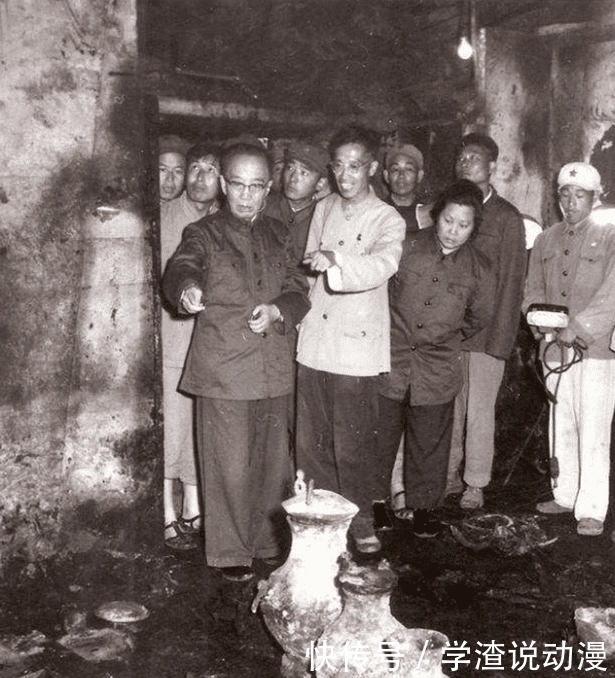 上世纪50年代,考古人员发掘十三陵时,工地上来了一个古怪的老人