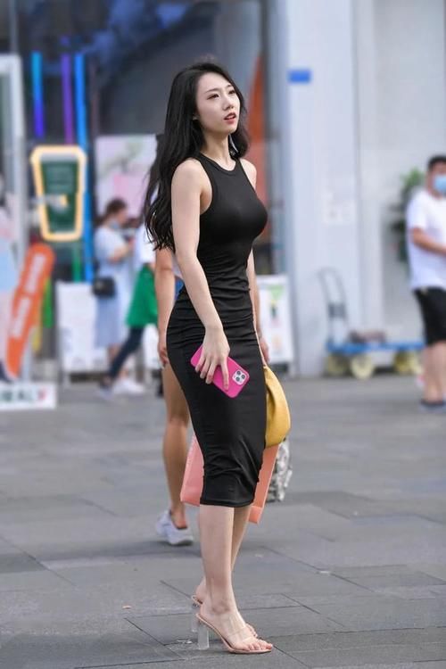 背心 小黑裙依然是穿搭的首选，清凉的背心款，穿着时尚又显气质