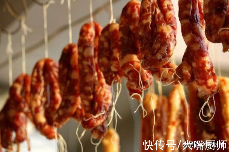 灌好的香肠别放冰箱冷冻，教你个土方法，放1年不坏，还越放越香