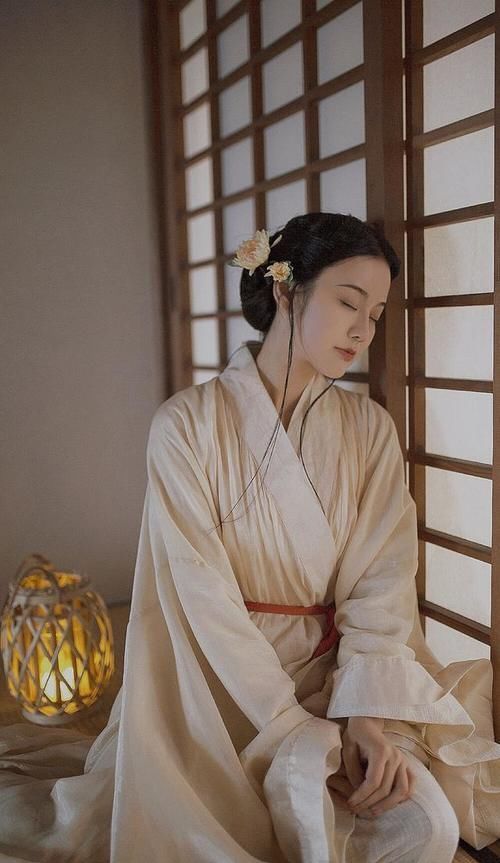 一首诗!杜甫很著名的一首诗,40多岁却只能看仓库,最后10字满是悲凉无奈