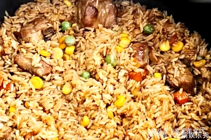 把排骨|夏天,米饭和排骨一锅出,鲜香入味又解腻,上桌全家抢着吃,过瘾