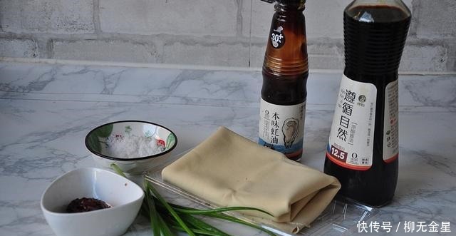 天越冷，这个菜在我家越受欢迎，辣味的豆皮炖起来