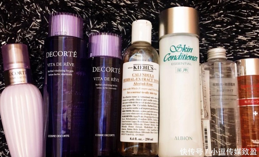 爽肤水倒手上就开始拍?医生哭笑不得:果然是人傻钱多!