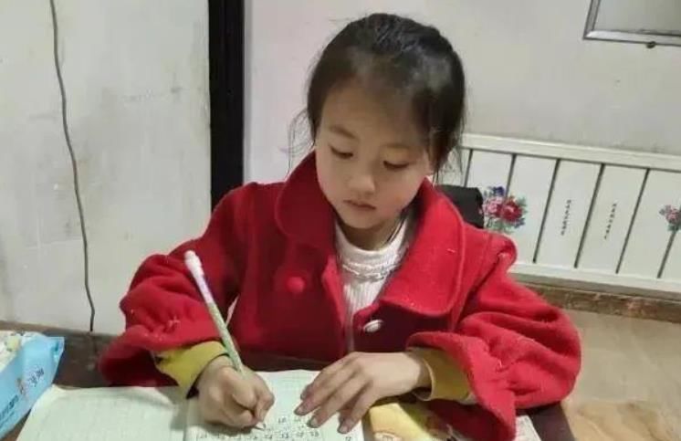 7岁女孩“一笑而红”，众多经纪公司上门签约，父母的做法很明智