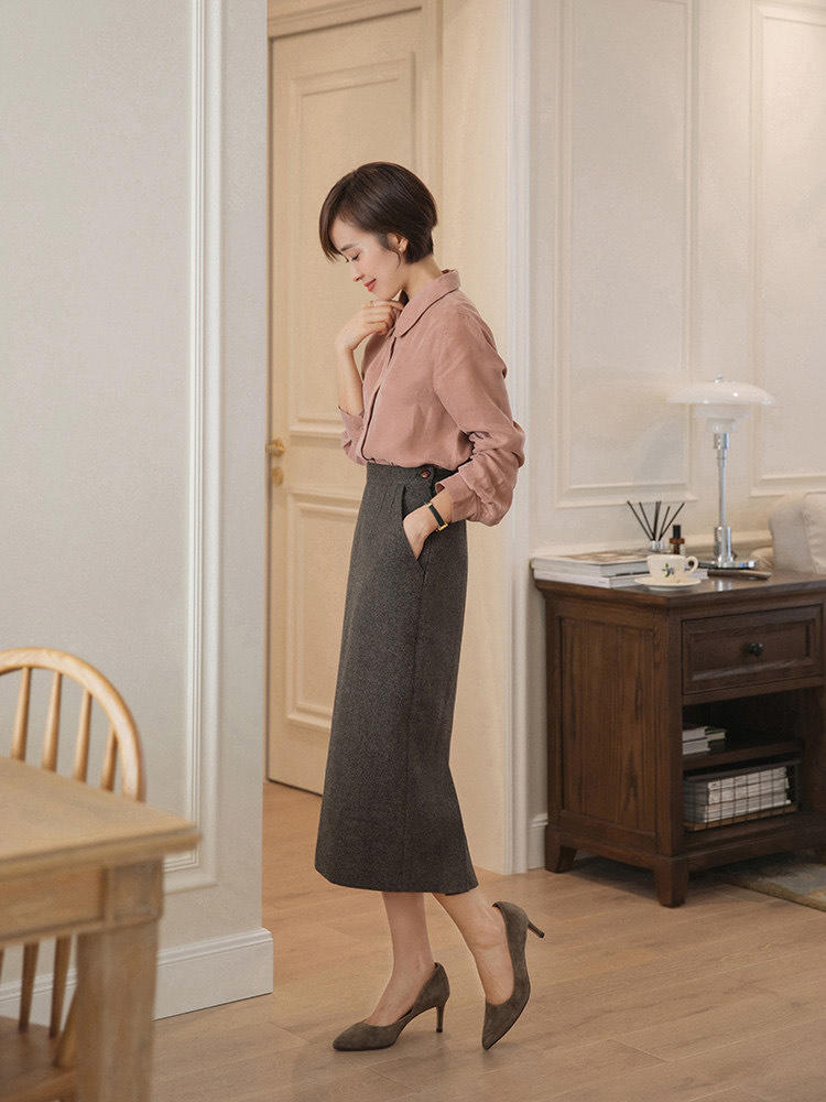 针织衫|秋冬知性内搭怎么穿?条纹衬衫+黑色直筒裤,保暖又百搭