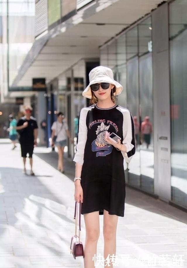 街拍|街拍干净清爽的小姐姐,身穿一件背心裙,甚是迷人