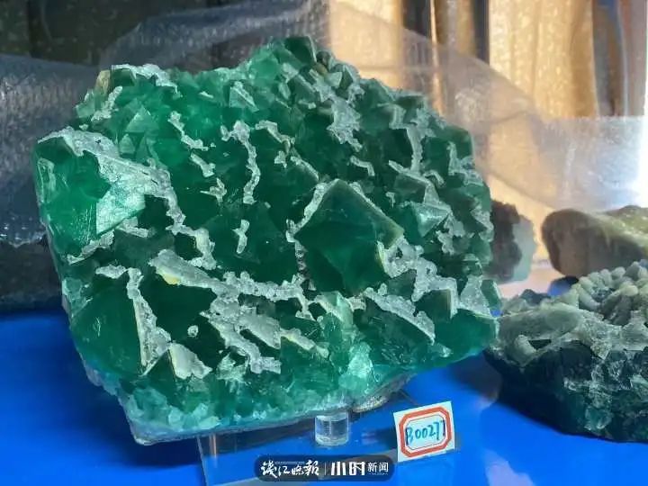 新闻记者|惊艳！一地发现500万吨“夜明珠”，粉、绿、紫、黄各色都有