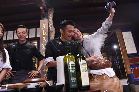 整容|38岁李云迪暴瘦15斤，下巴溜尖脸小两圈堪比整容，竟然撞脸何炅