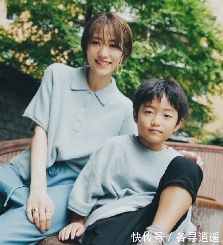 女人味 春季穿衣气质很重要,瞧这位44岁妈妈的穿搭,不显身材也有女人味