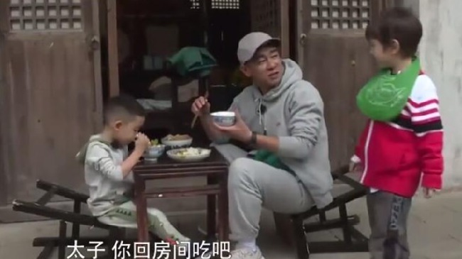 嗯哼看不惯陈小春吃饭坐姿，陈小春：我们穷人家，太子你回房吃吧