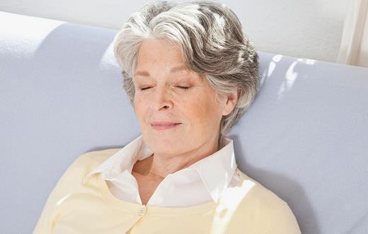 更年期|50岁左右的女性,身体出现4个不适感,可能是更年期来临了