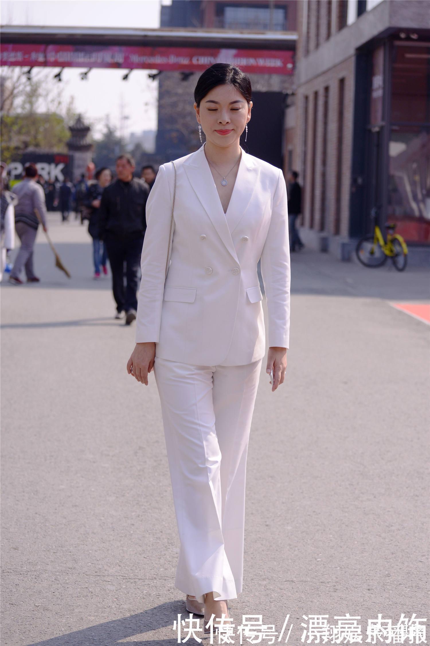 西服套装|白色西服搭配西裤,一身正装,在高跟鞋衬托下,精致有型