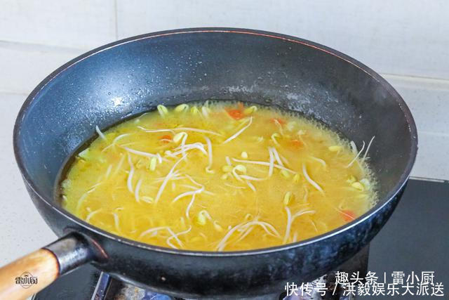 我家饭桌上一年到头都有这道菜,焯个水煮一煮,六七分钟就上桌